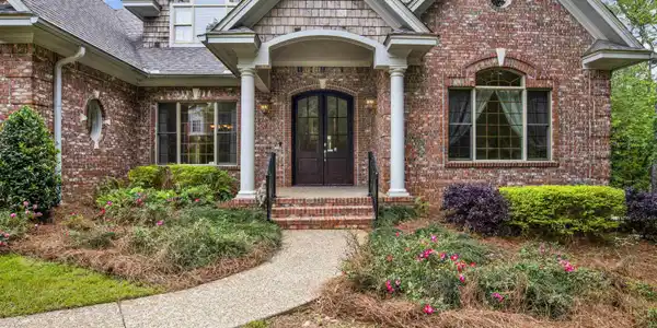 221 North Circle