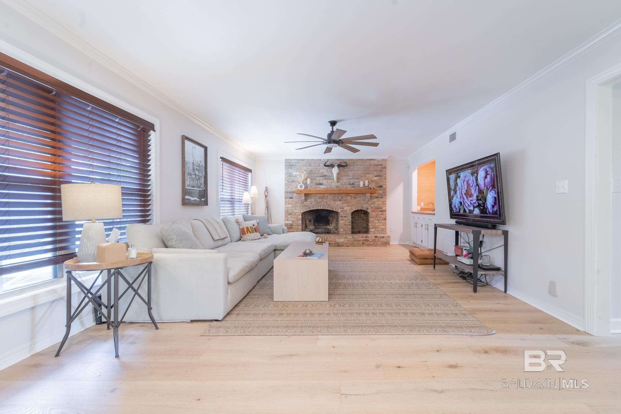 Image 4: Living Room