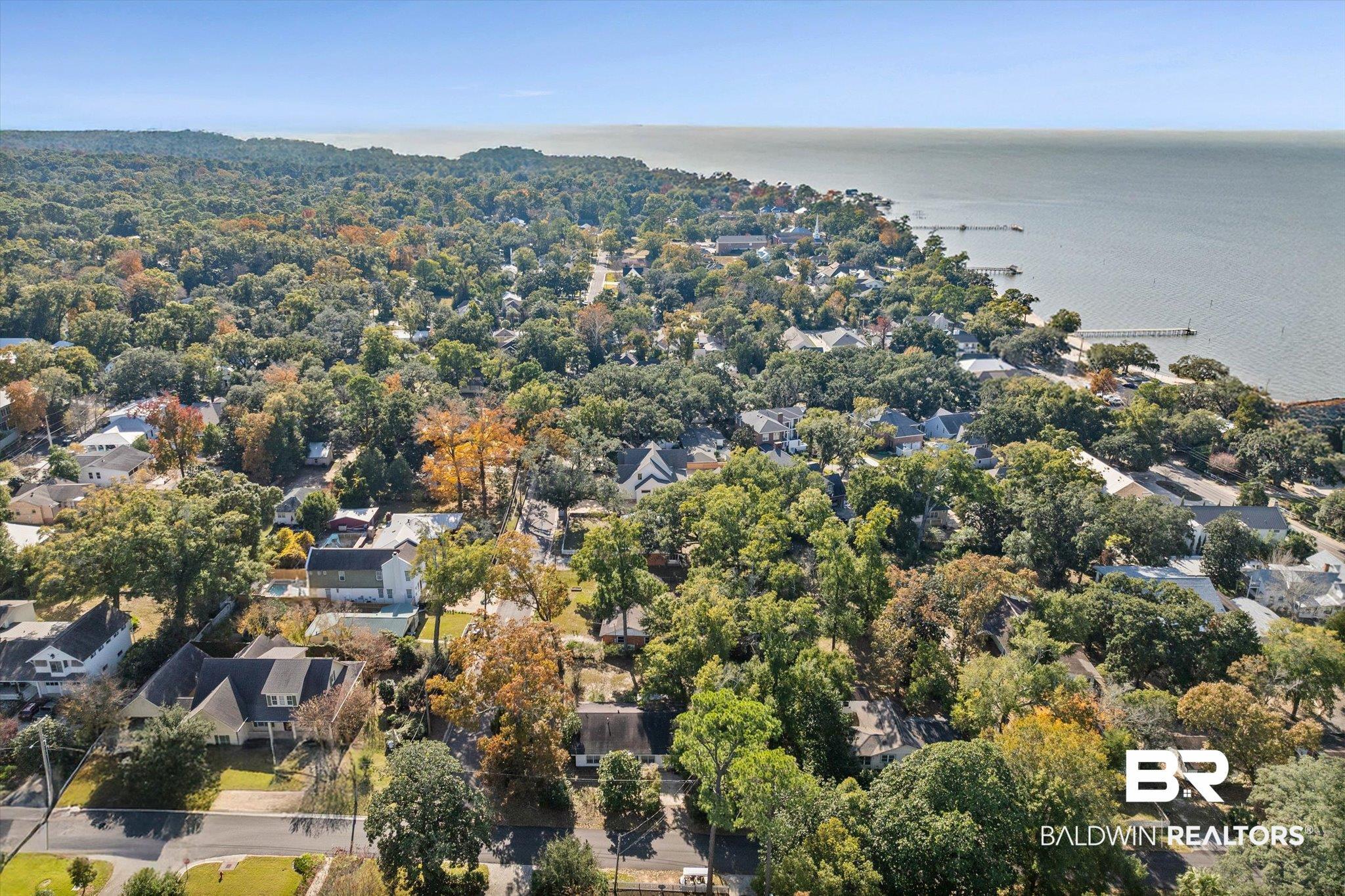 Image 3: Location close to the bay and walking trails.