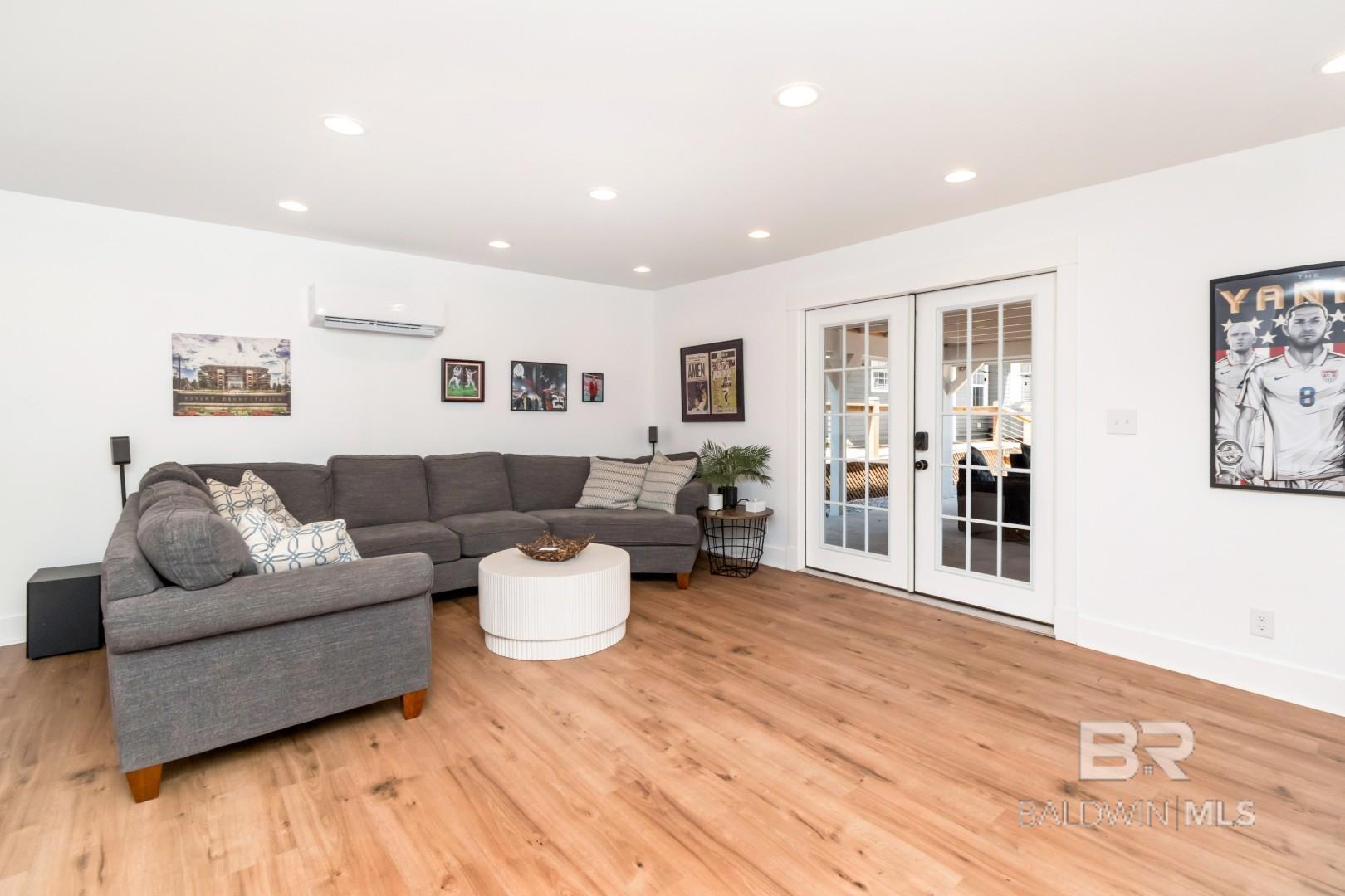 Image 4: Living Room
