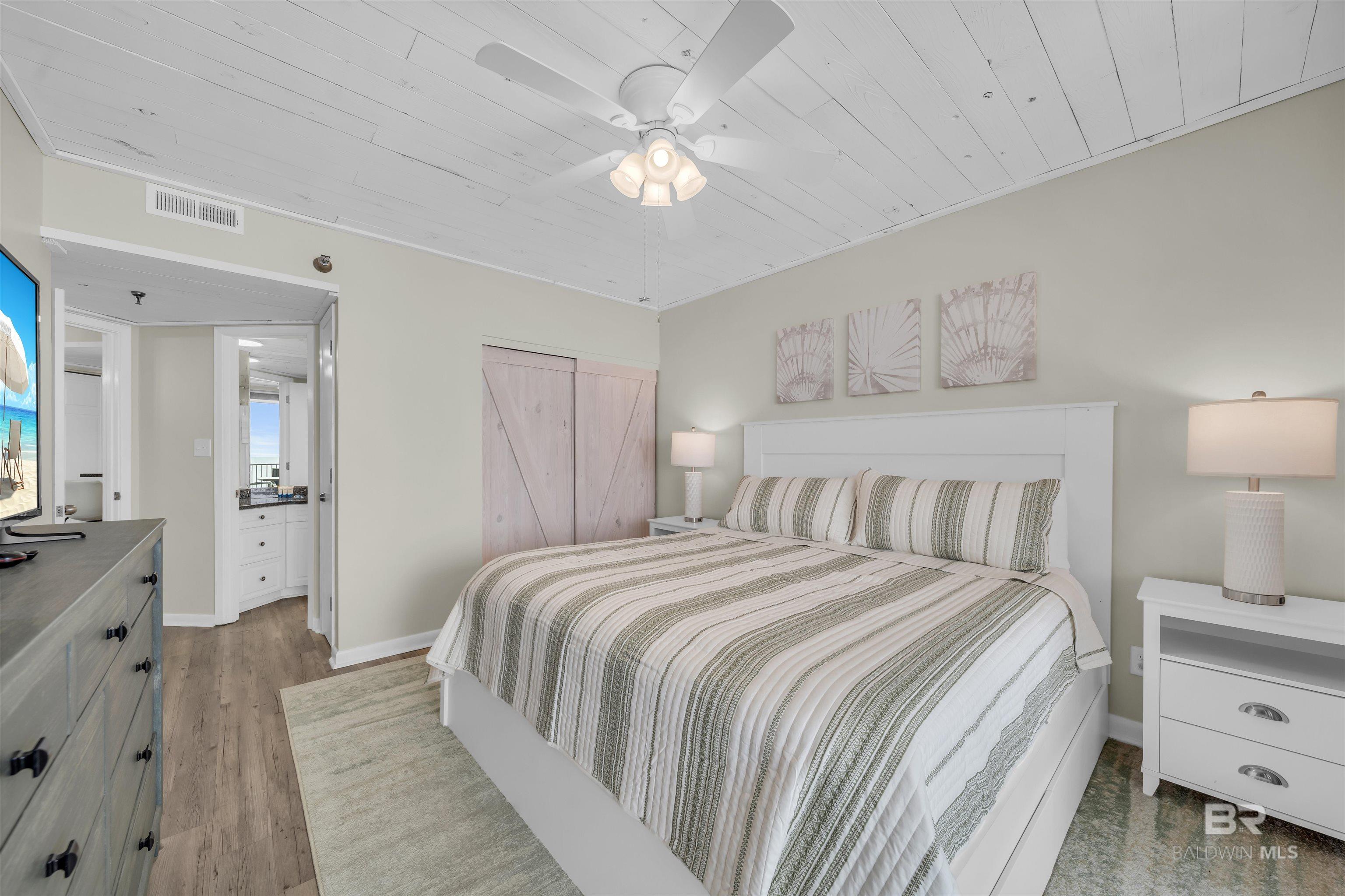 Image 3: Bedroom