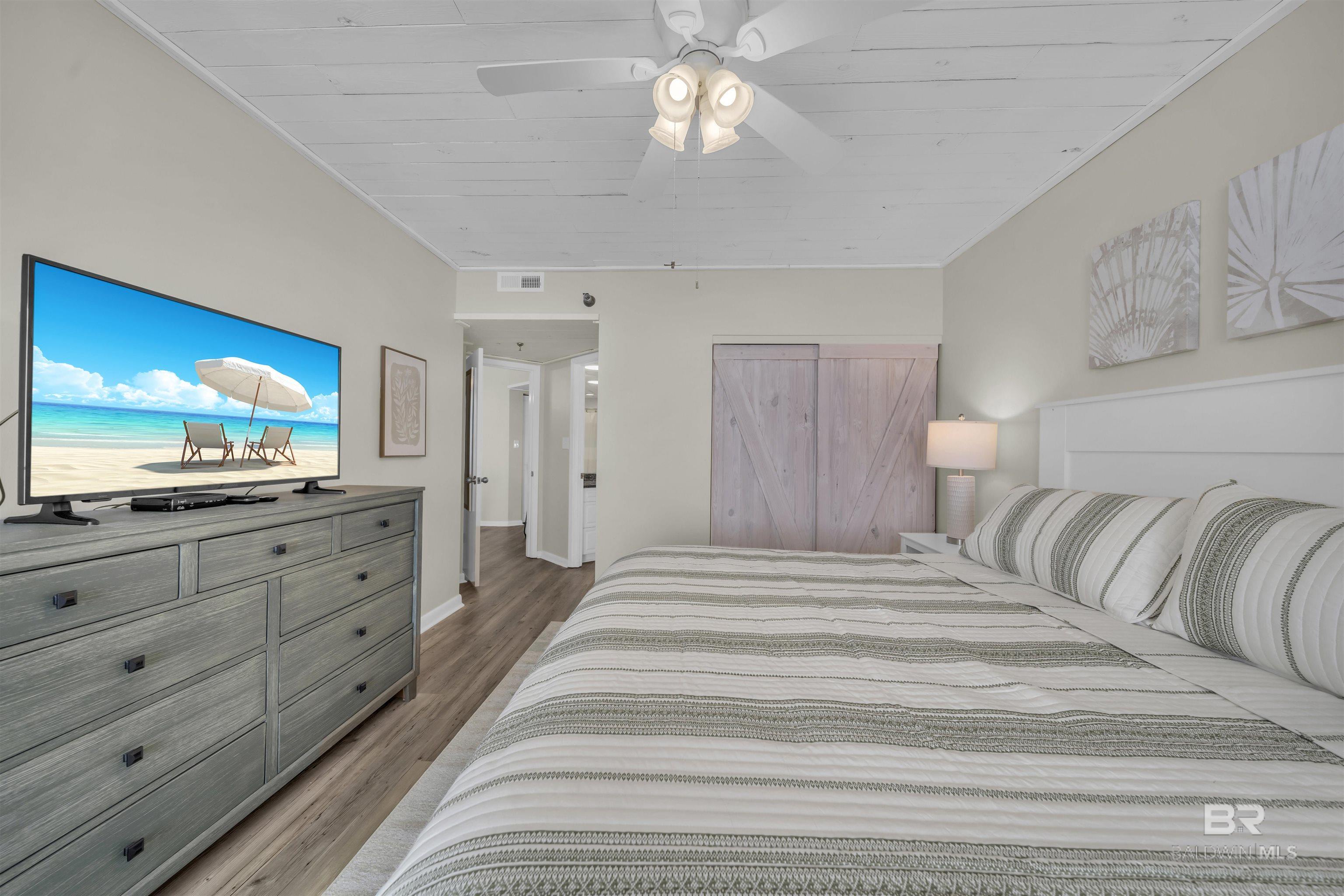 Image 4: Bedroom