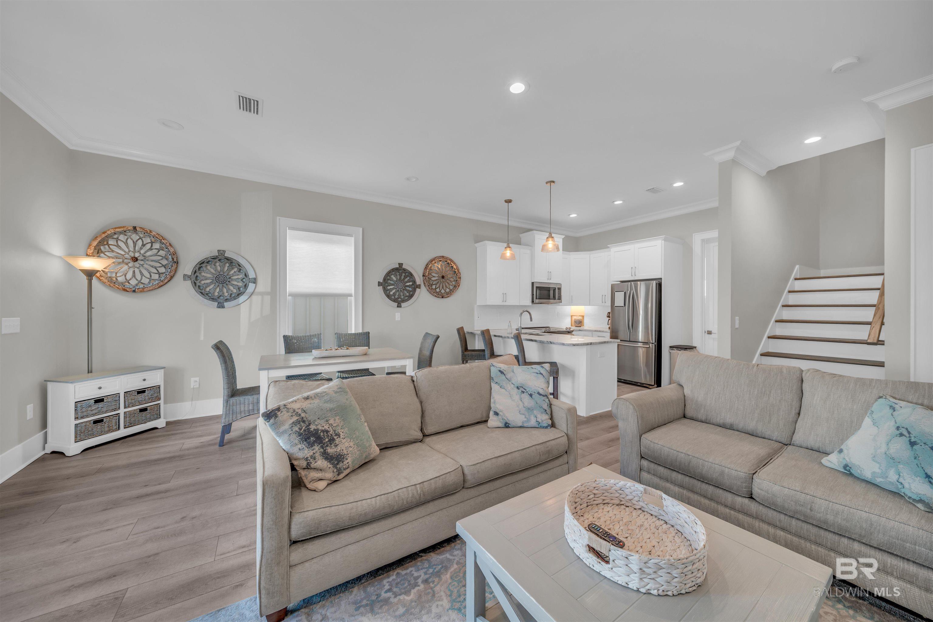 Image 4: Living Room