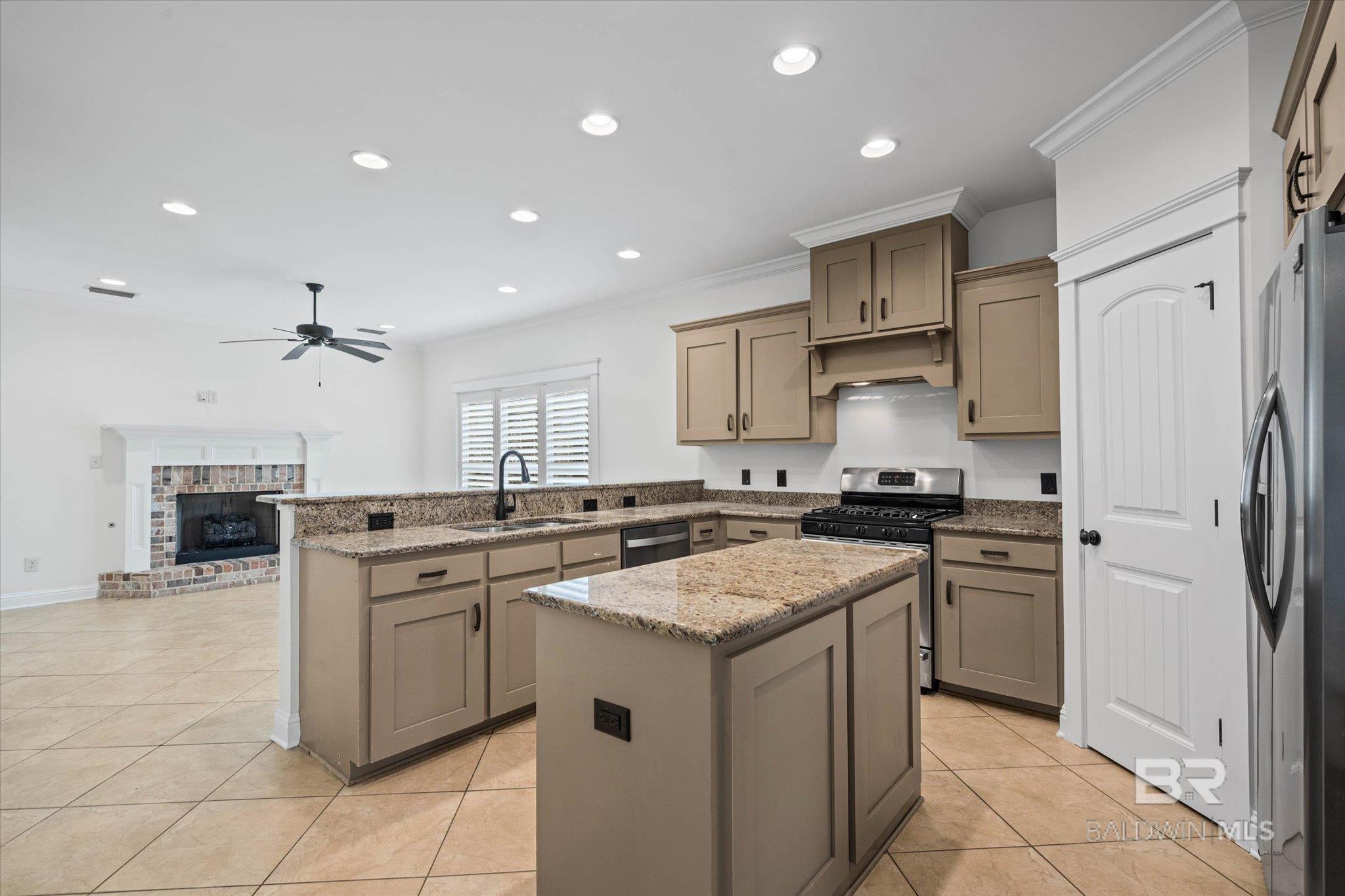 Image 3: Kitchen and keeping room