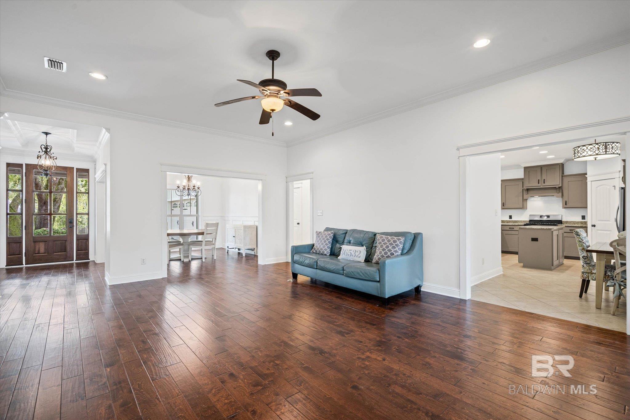 Image 4: Living Room