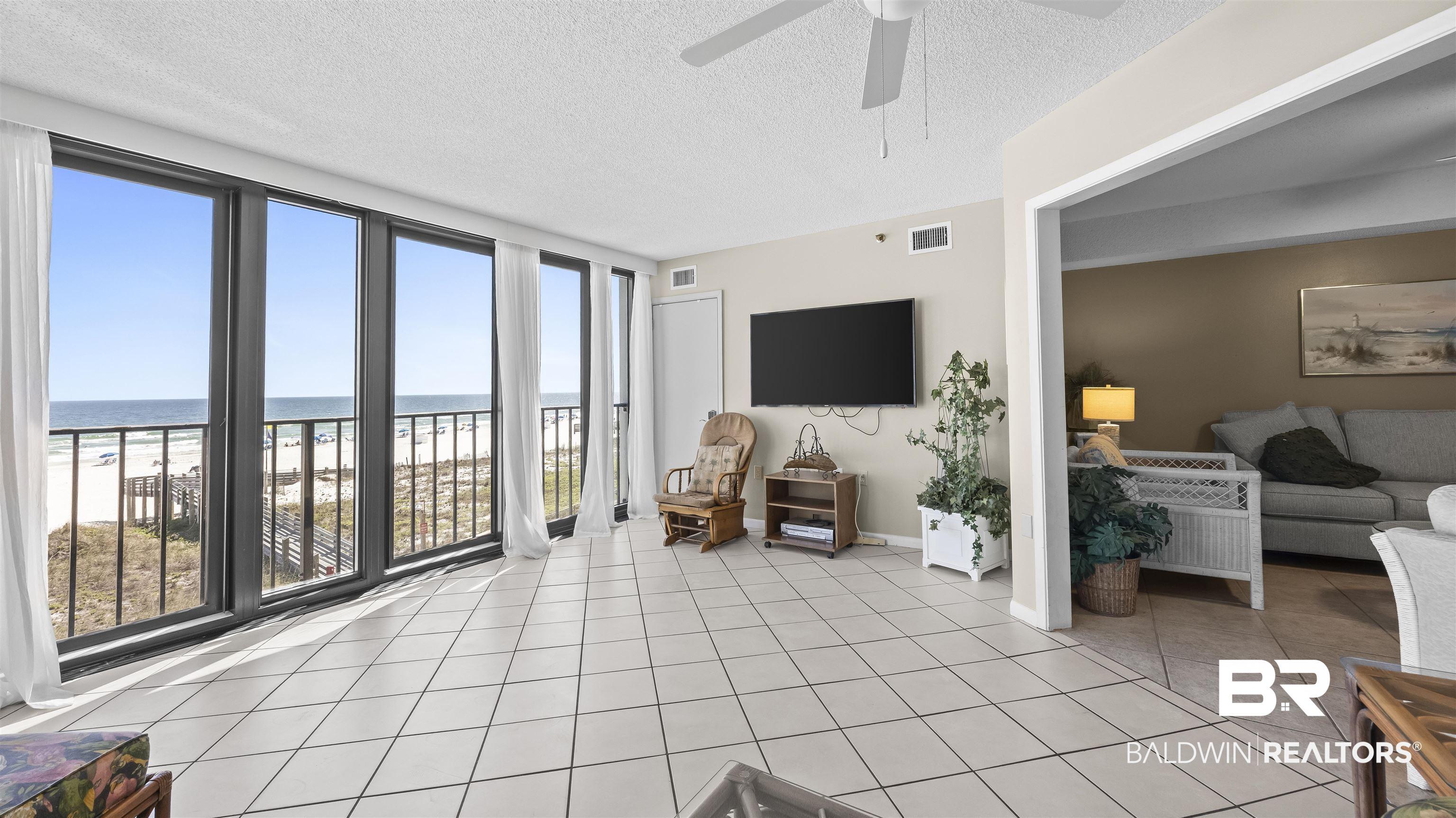 Image 2: BONUS living area