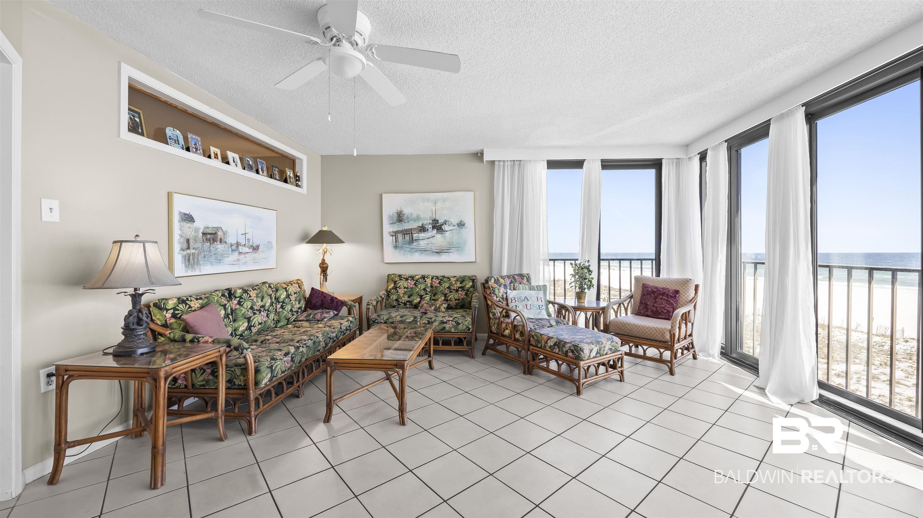 Image 3: Large tiled Sun Room with room for additional Sleeper Sofa