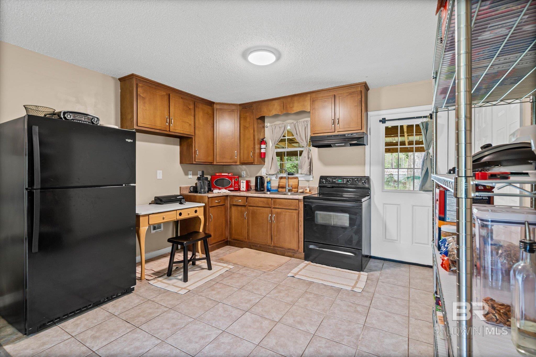 Image 4: Kitchen