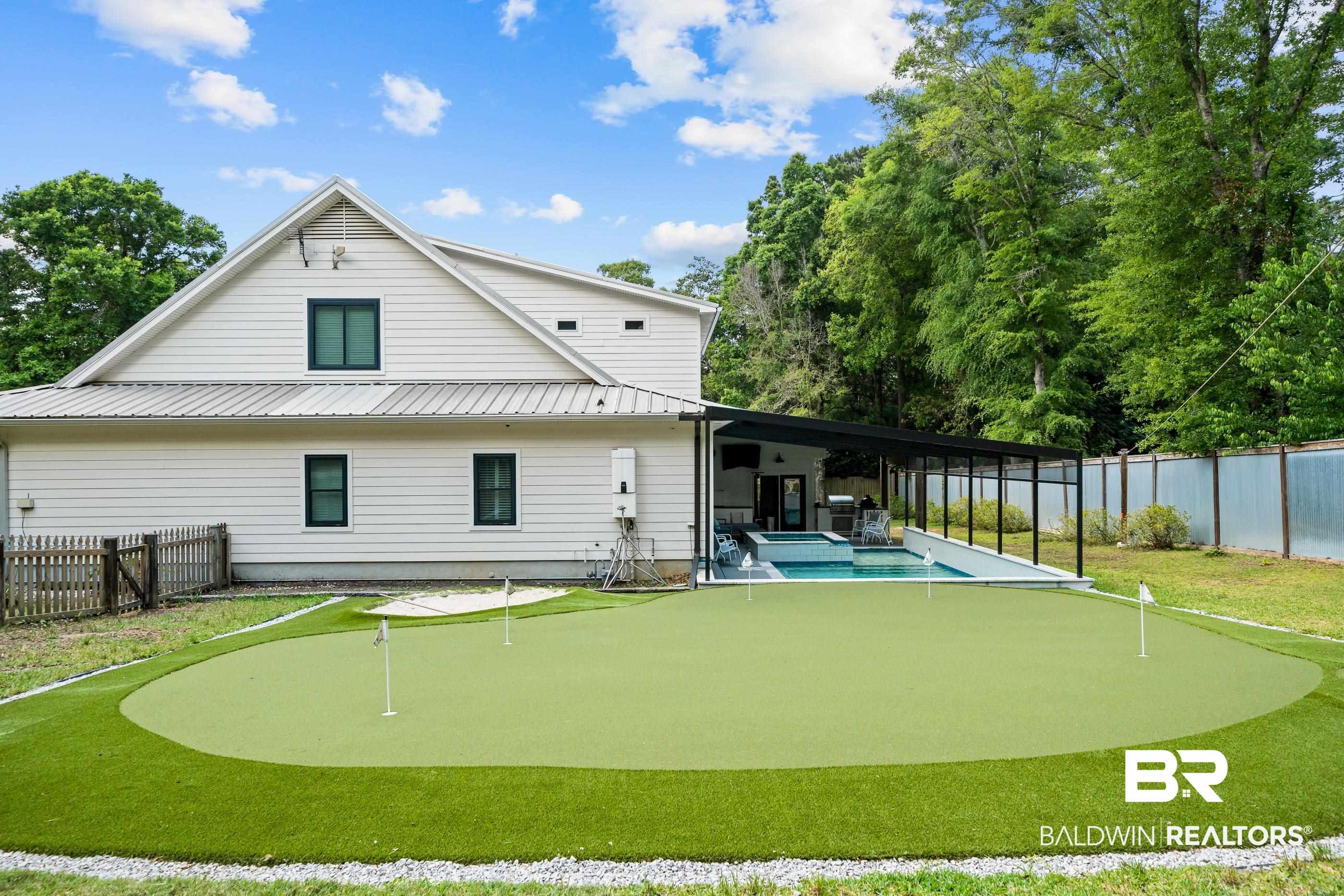 Image 3: 30' x 40' putting green!