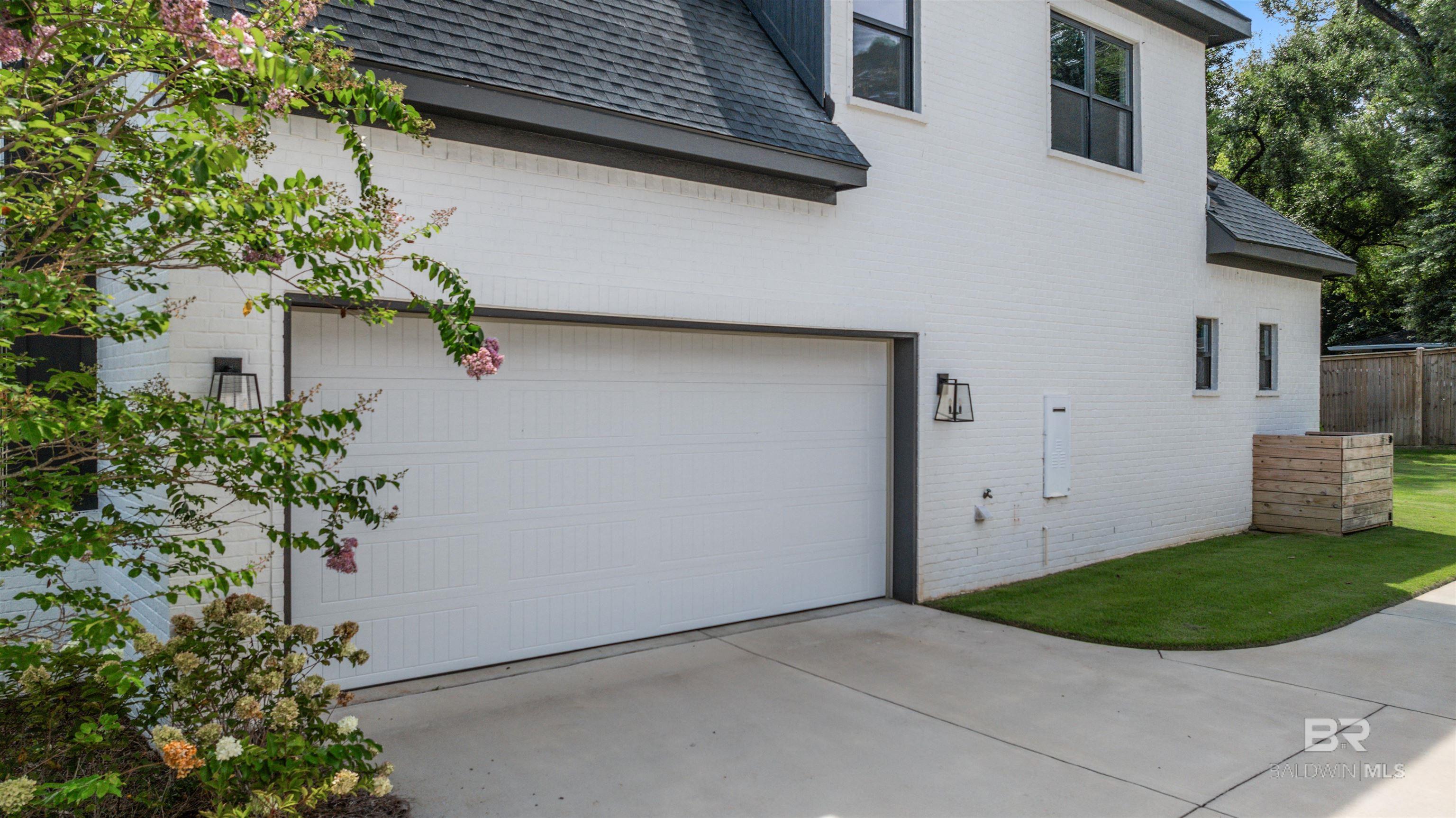 Image 4: Garage