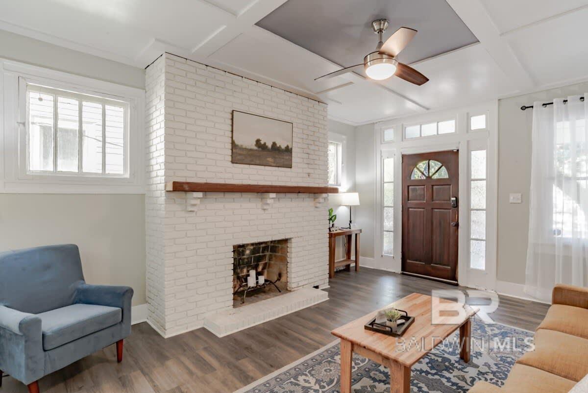 Image 3: Living Room