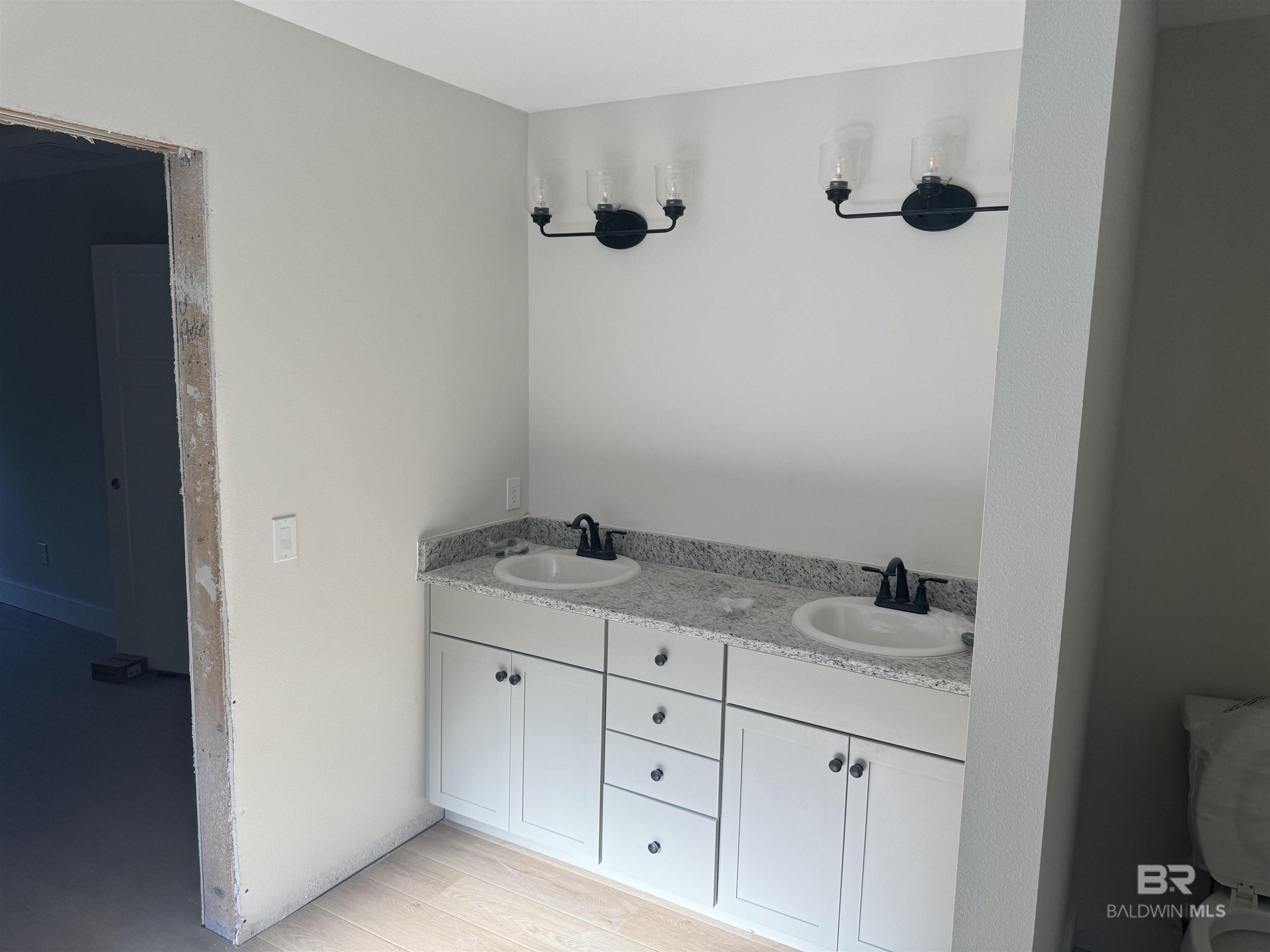 Image 4: Bathroom