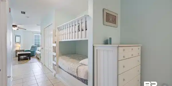 Image 4: Hallway Bunkbeds