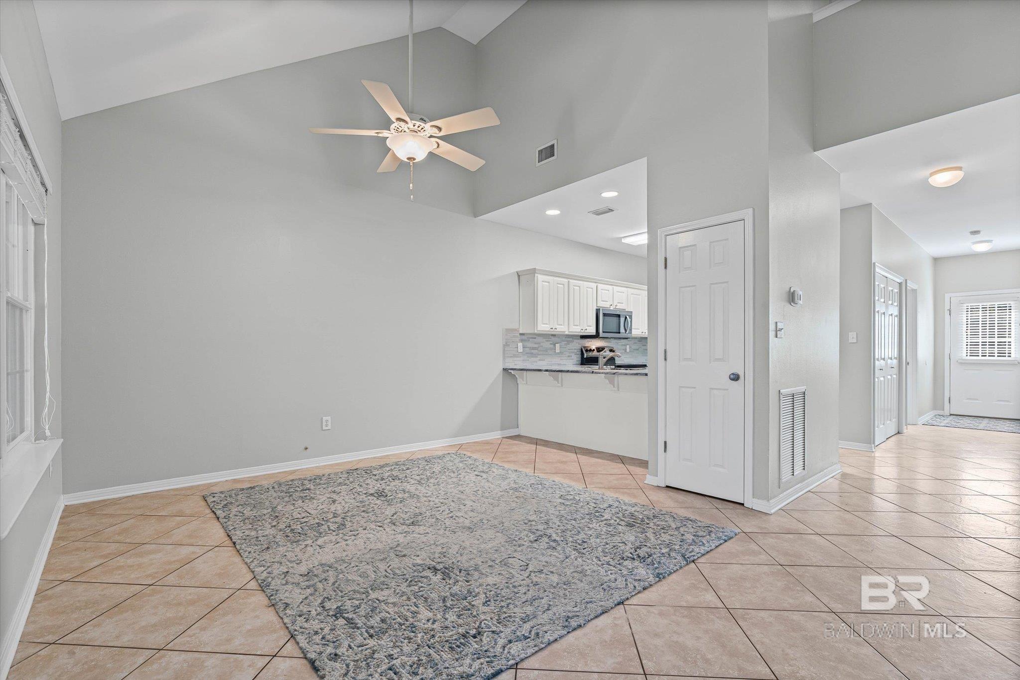 Image 4: Vaulted Ceilings