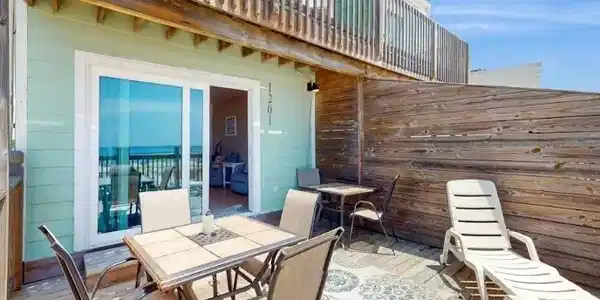Image 4: Deck with outdoor dining area