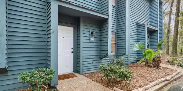 10 Summer Oaks Drive