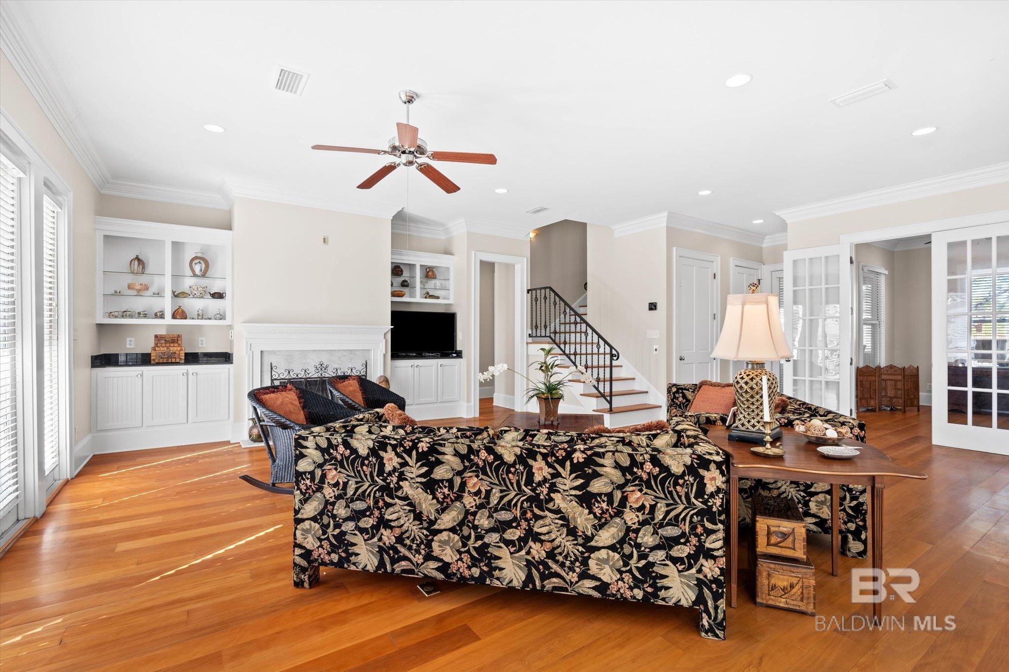 Image 4: Living Room