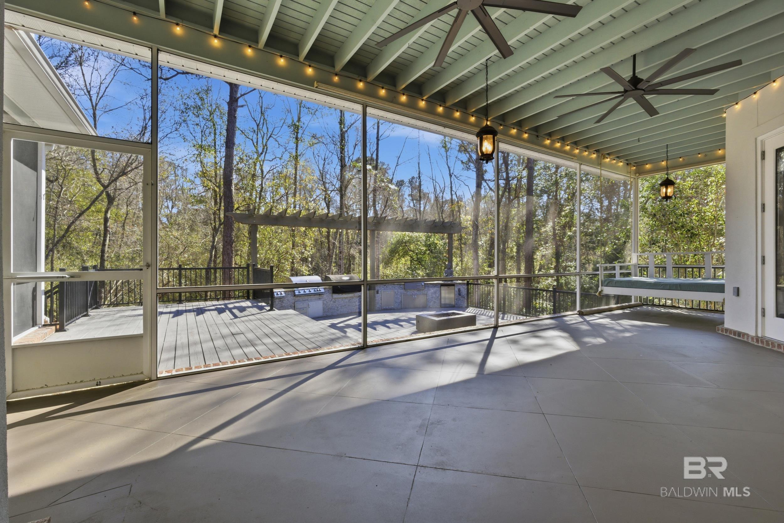 Image 2: Screened Back Porch