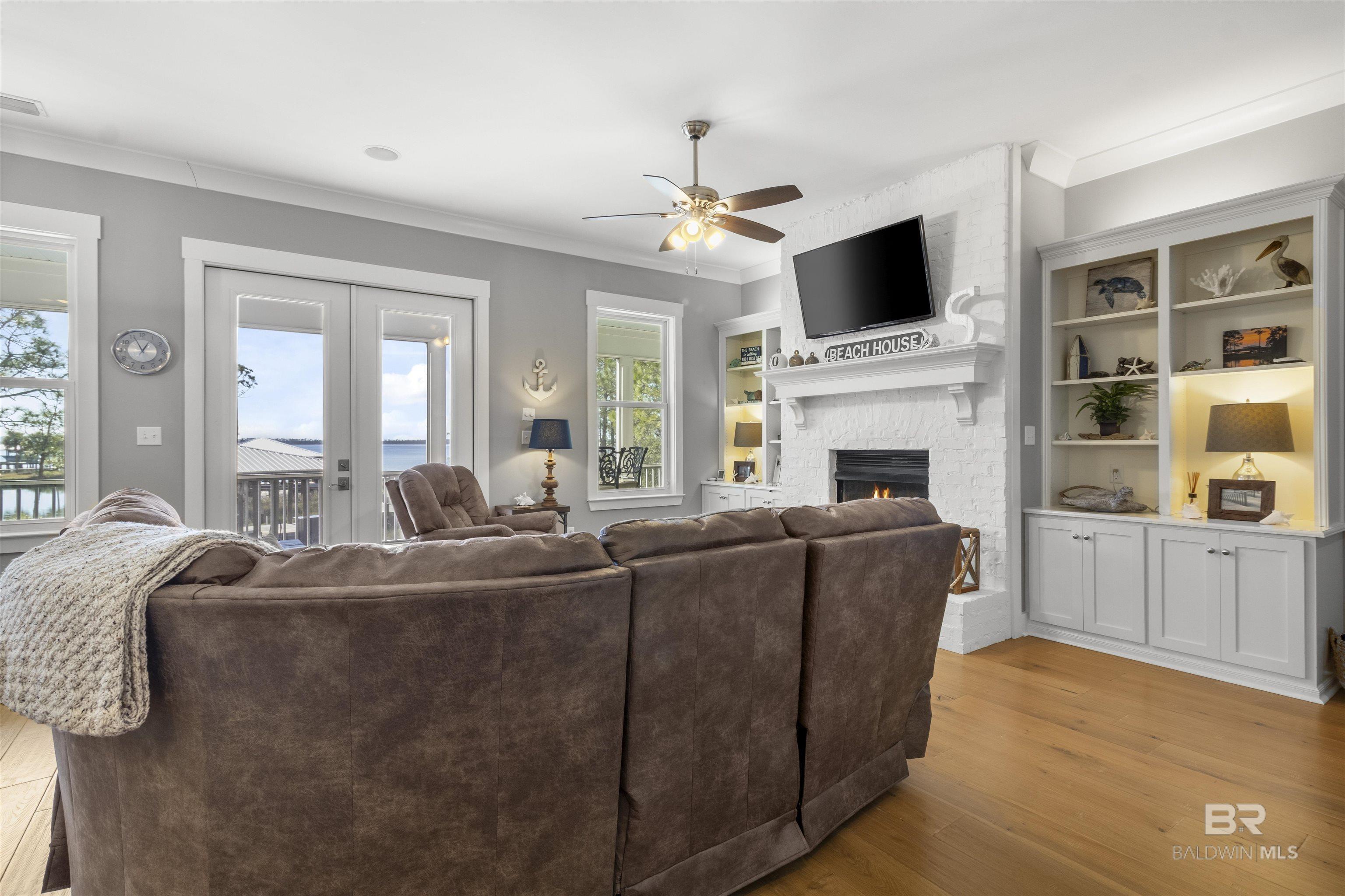 Image 4: Living Room