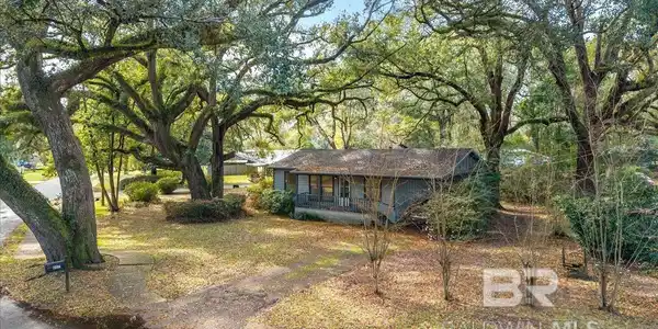 907 Dauphine Circle
