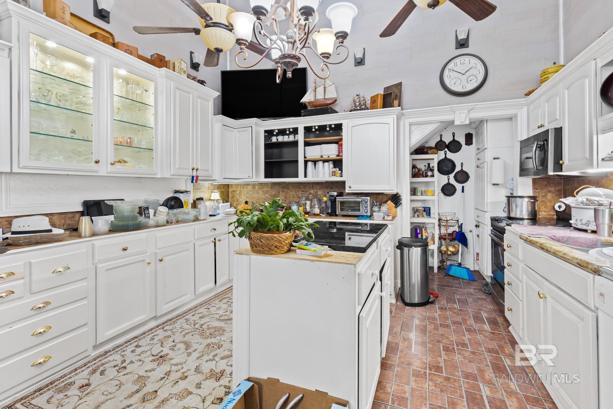 Image 2: Kitchen