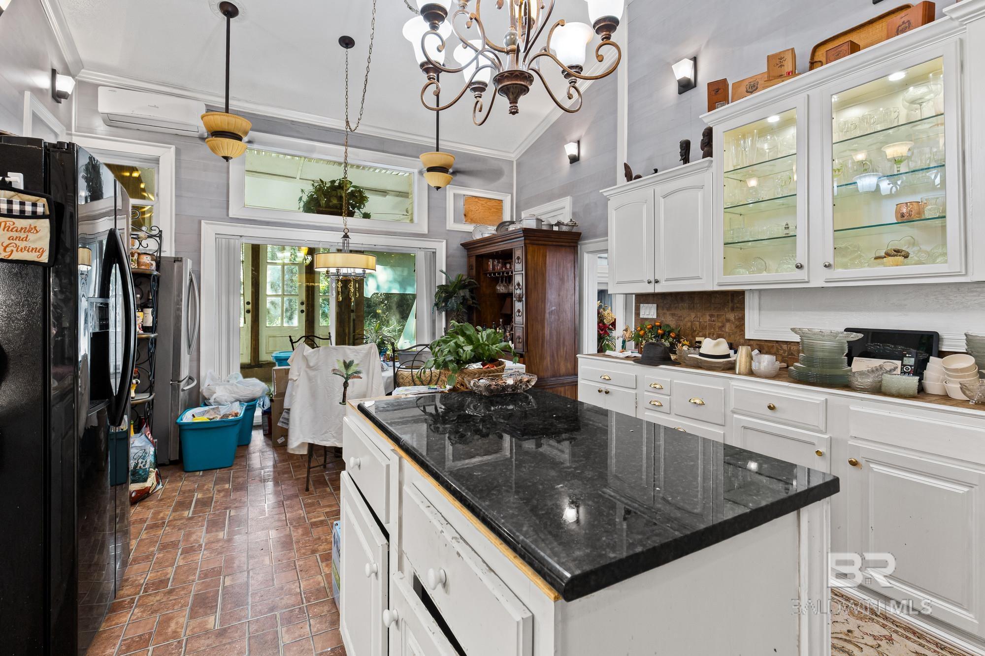 Image 4: Kitchen
