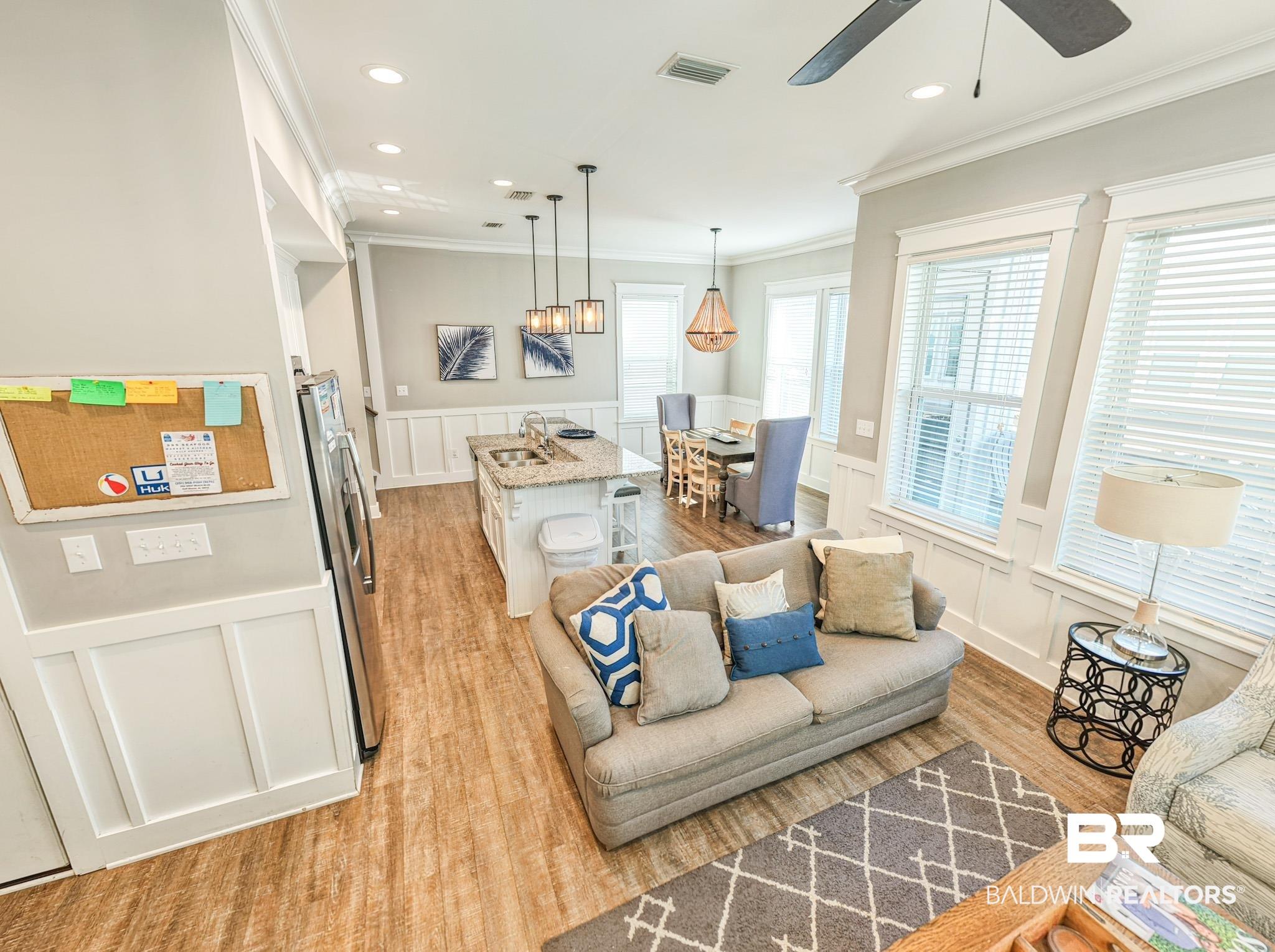 Image 4: Living Room