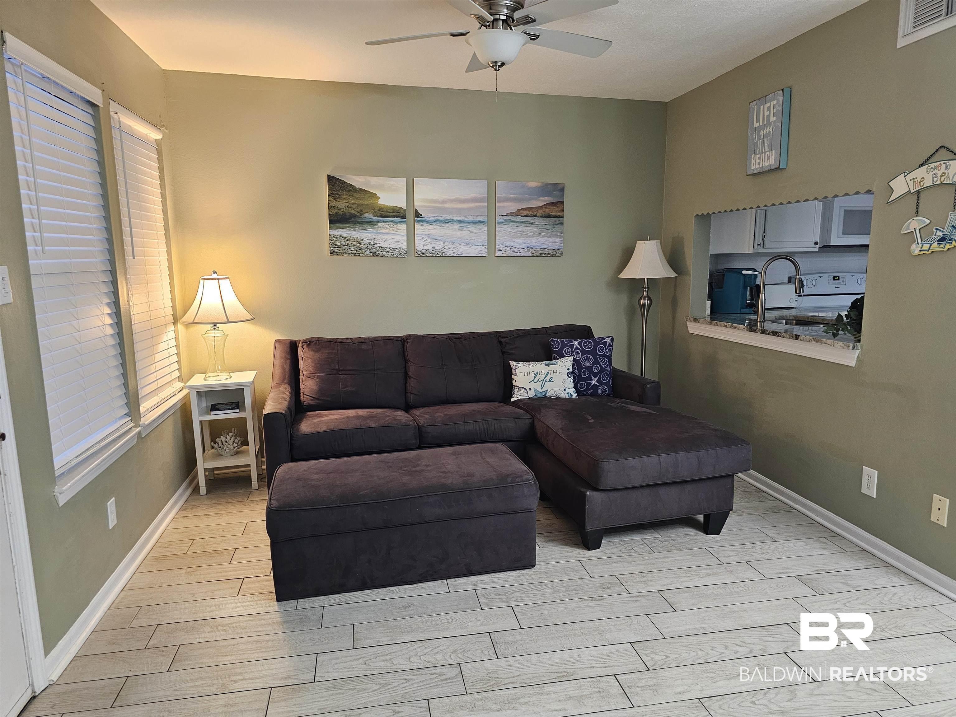 Image 4: Living area