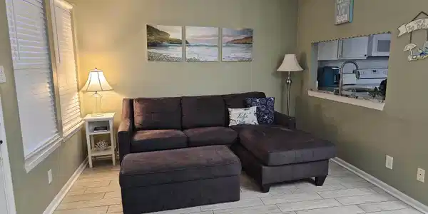 Image 4: Living area