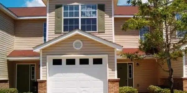 Image 2: 3 Bedroom 2.5 Bath w Garage