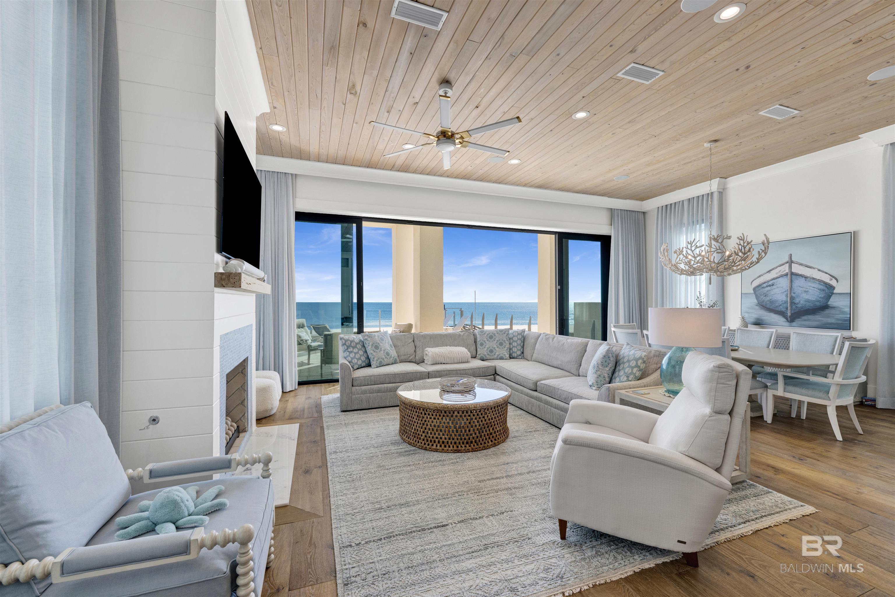 Image 4: Living Room