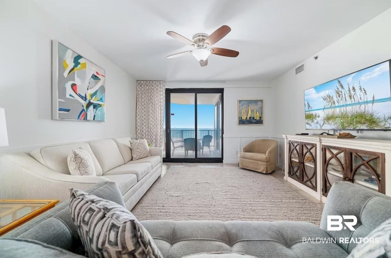 Image 3: Living room with a ceiling fan