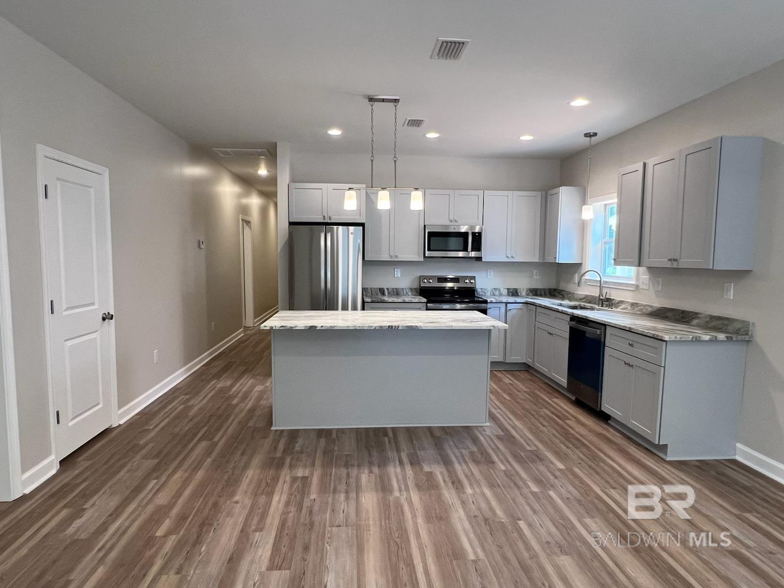 Image 4: Kitchen