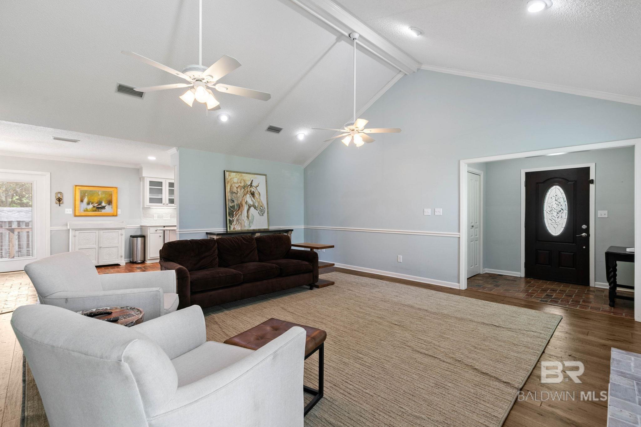 Image 4: Living Room