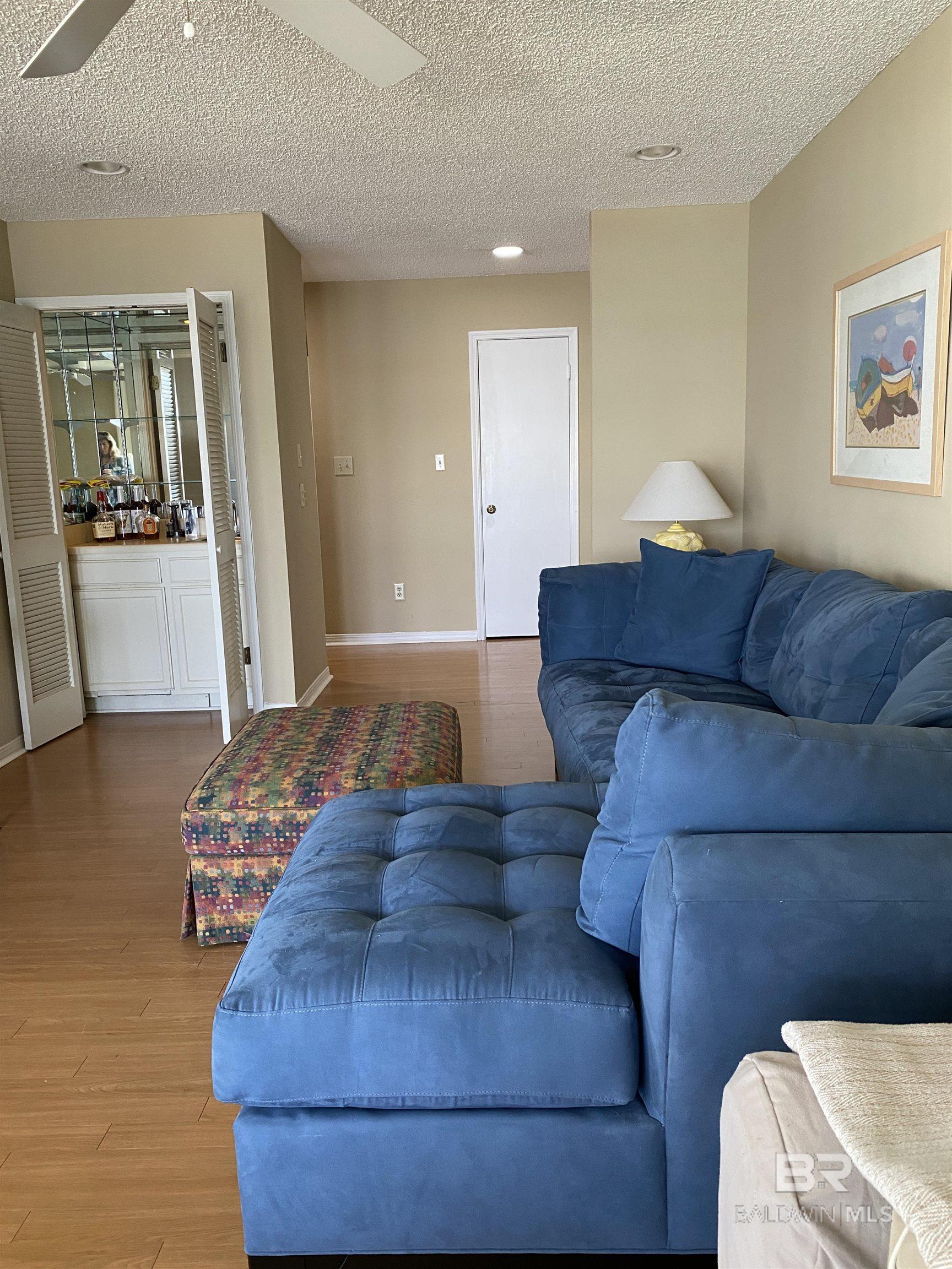 Image 4: Living Room