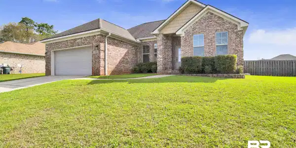 Image 3: Large Front Yard
