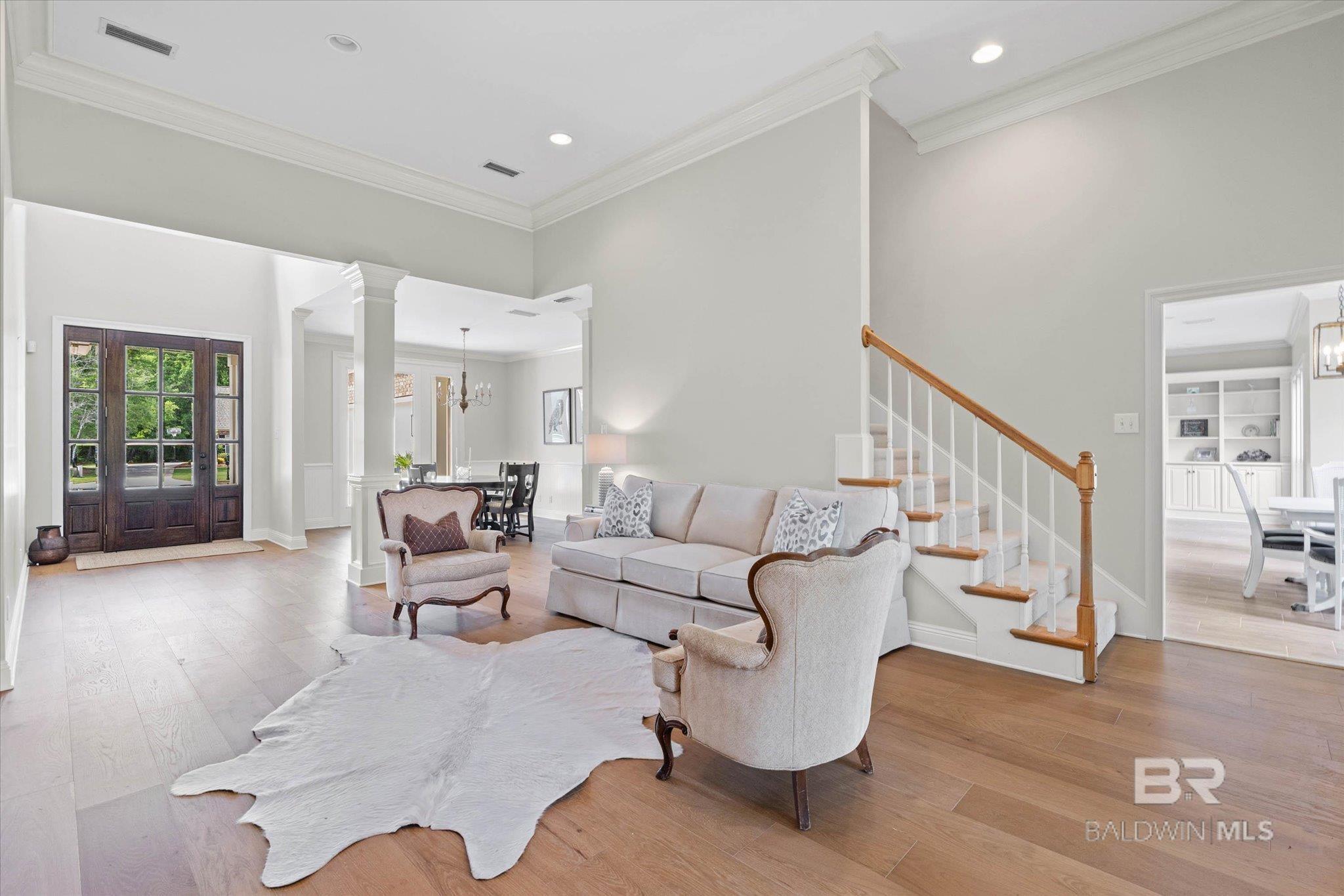 Image 4: Living Room