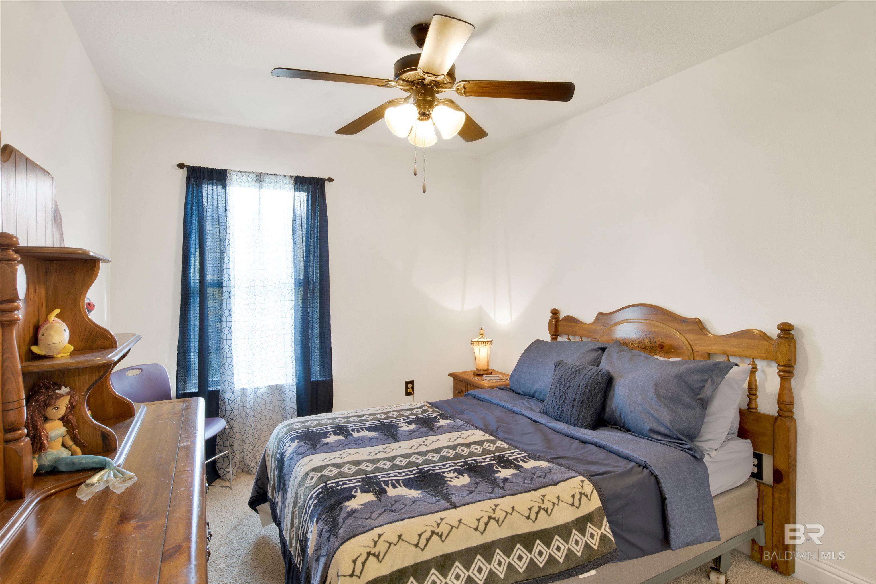 Image 4: Bedroom