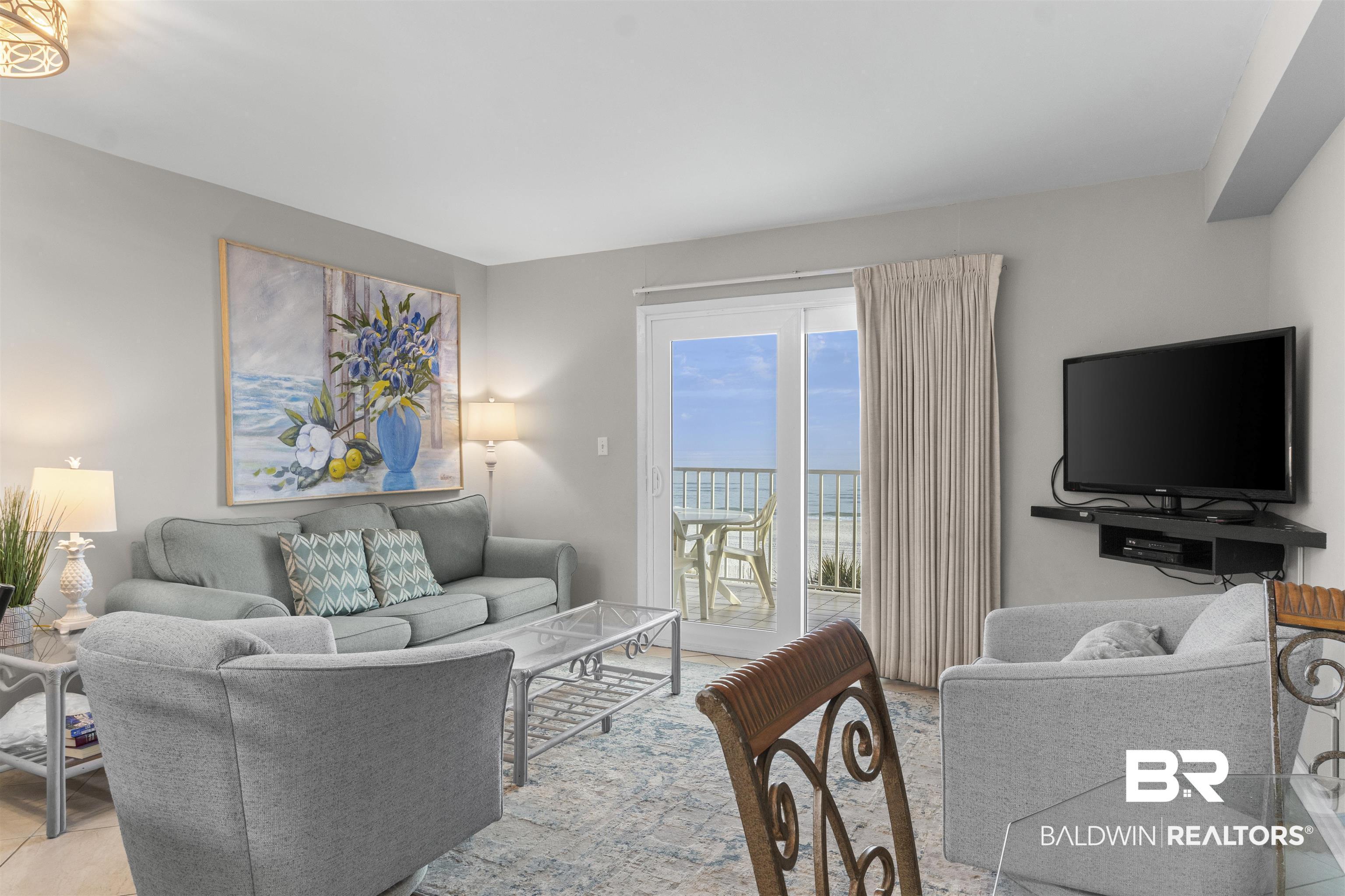 Image 4: View of living area