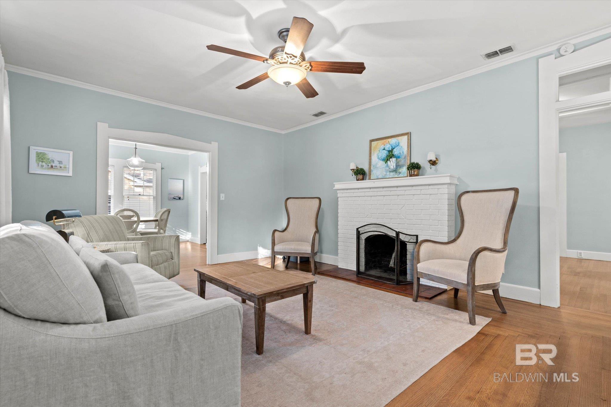 Image 3: Living Room