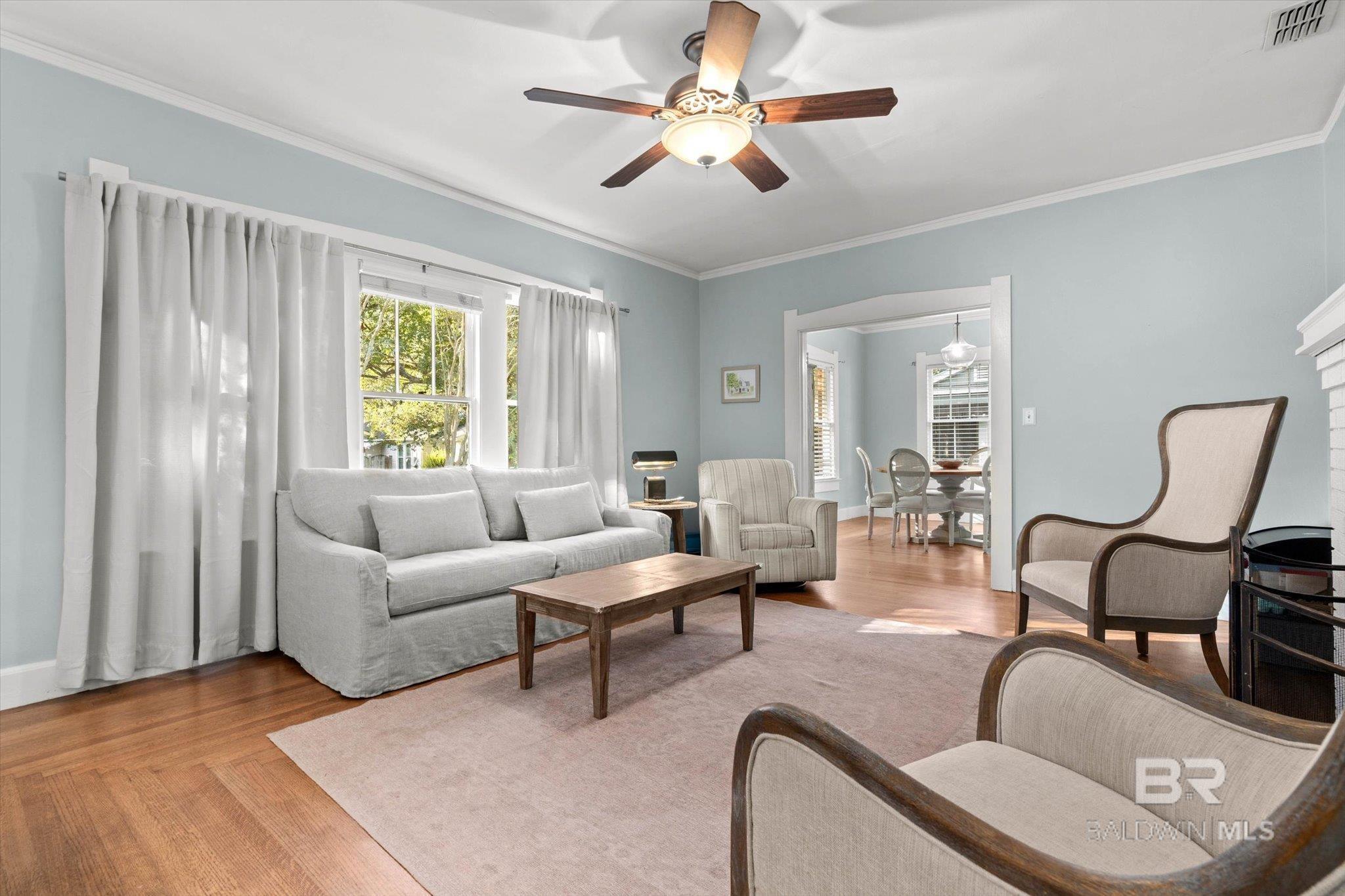 Image 4: Living Room