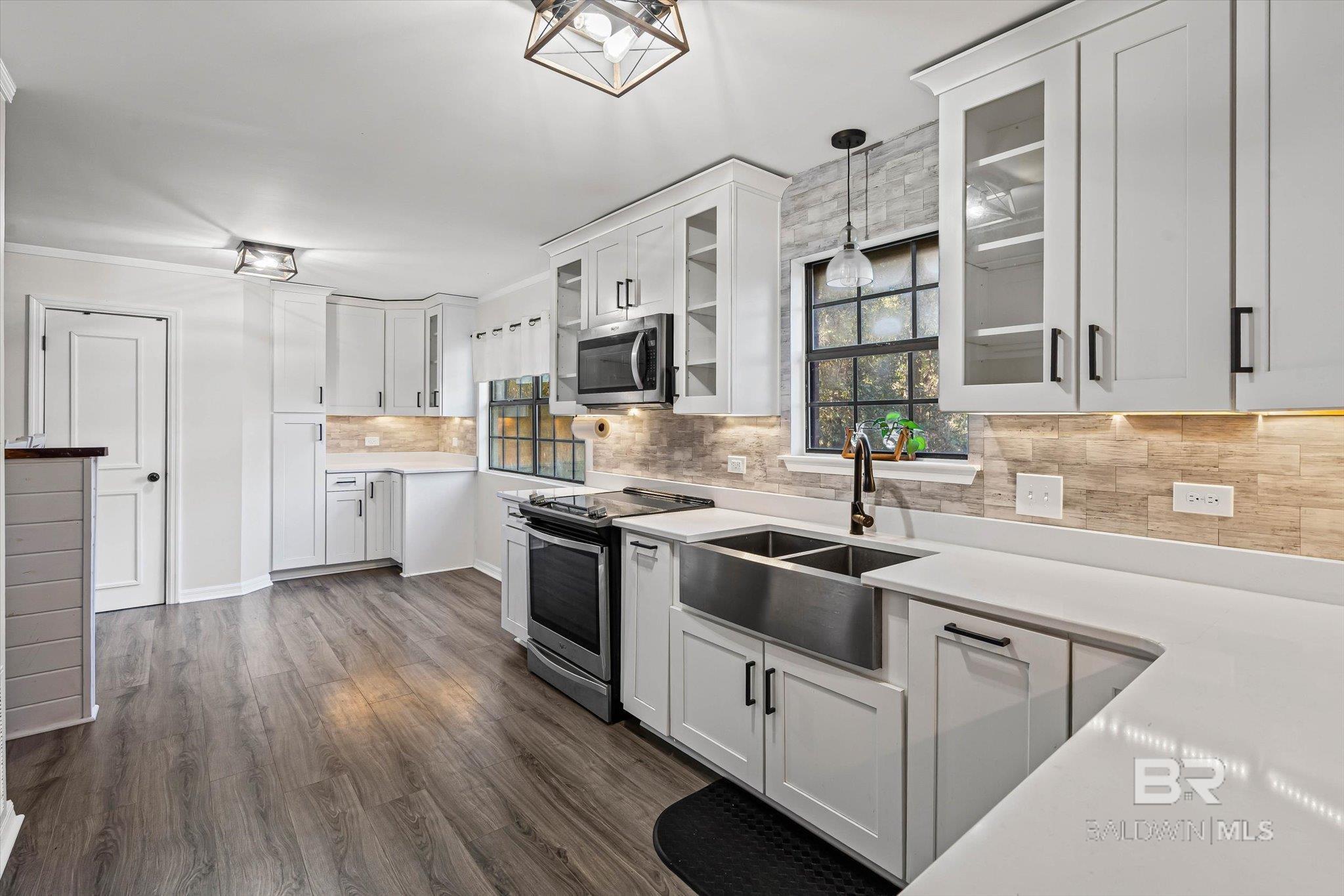 Image 3: Kitchen