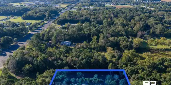 Image 4: Aerial overview of property's location featuring property boundaries highlighted