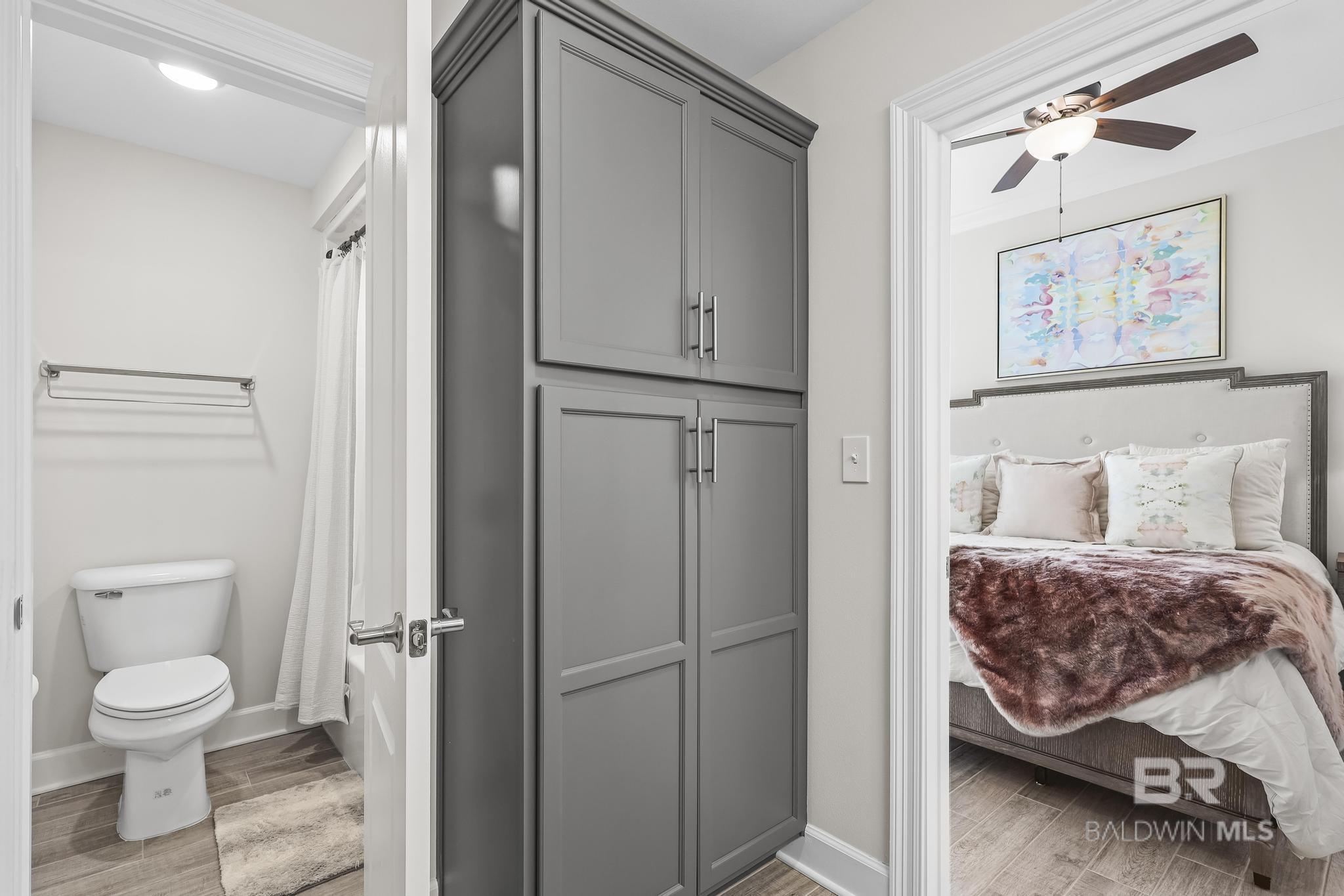 Image 4: Bedroom