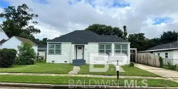 1304 N CLOVERLEAF Circle