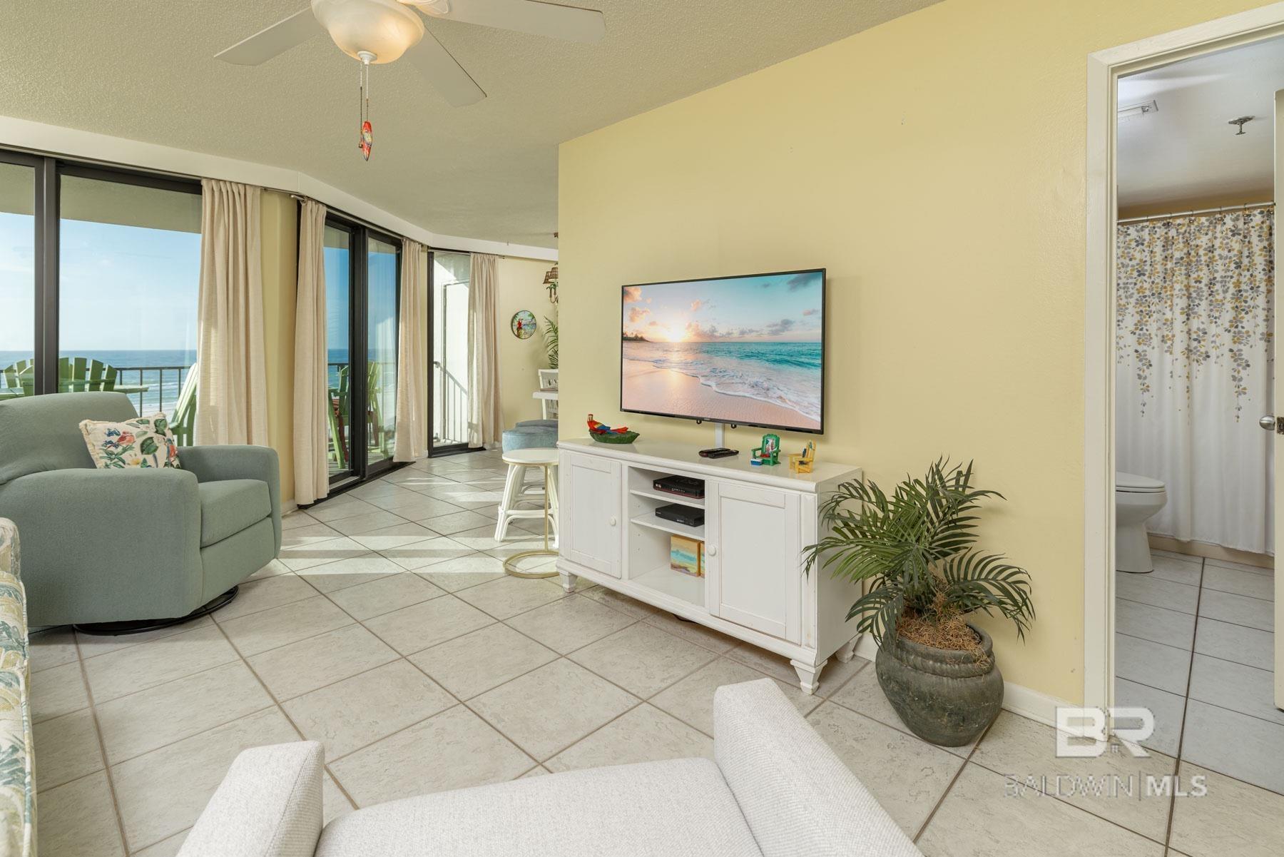 Image 4: Living Room