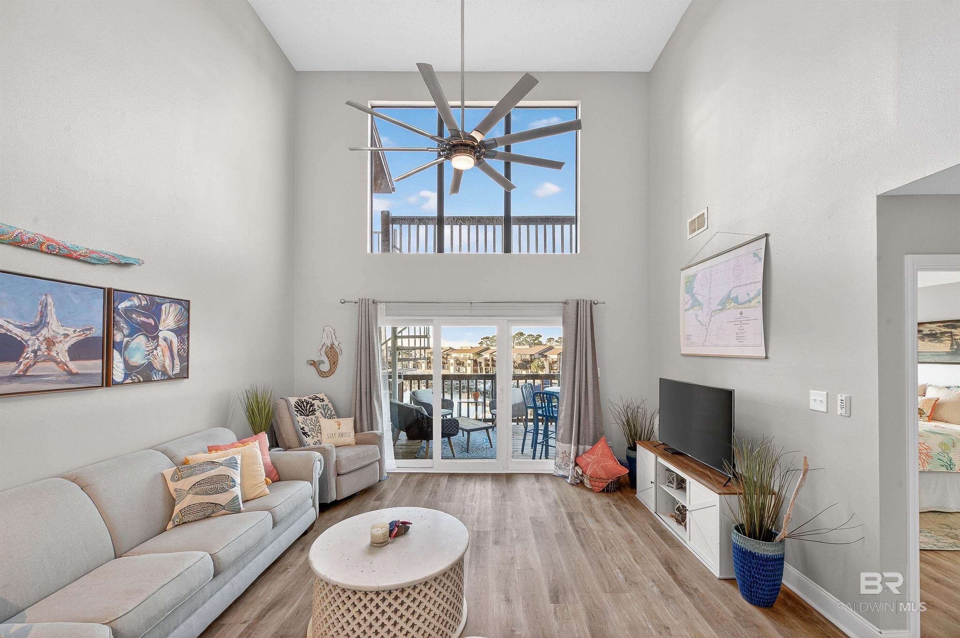 Image 3: Living Room