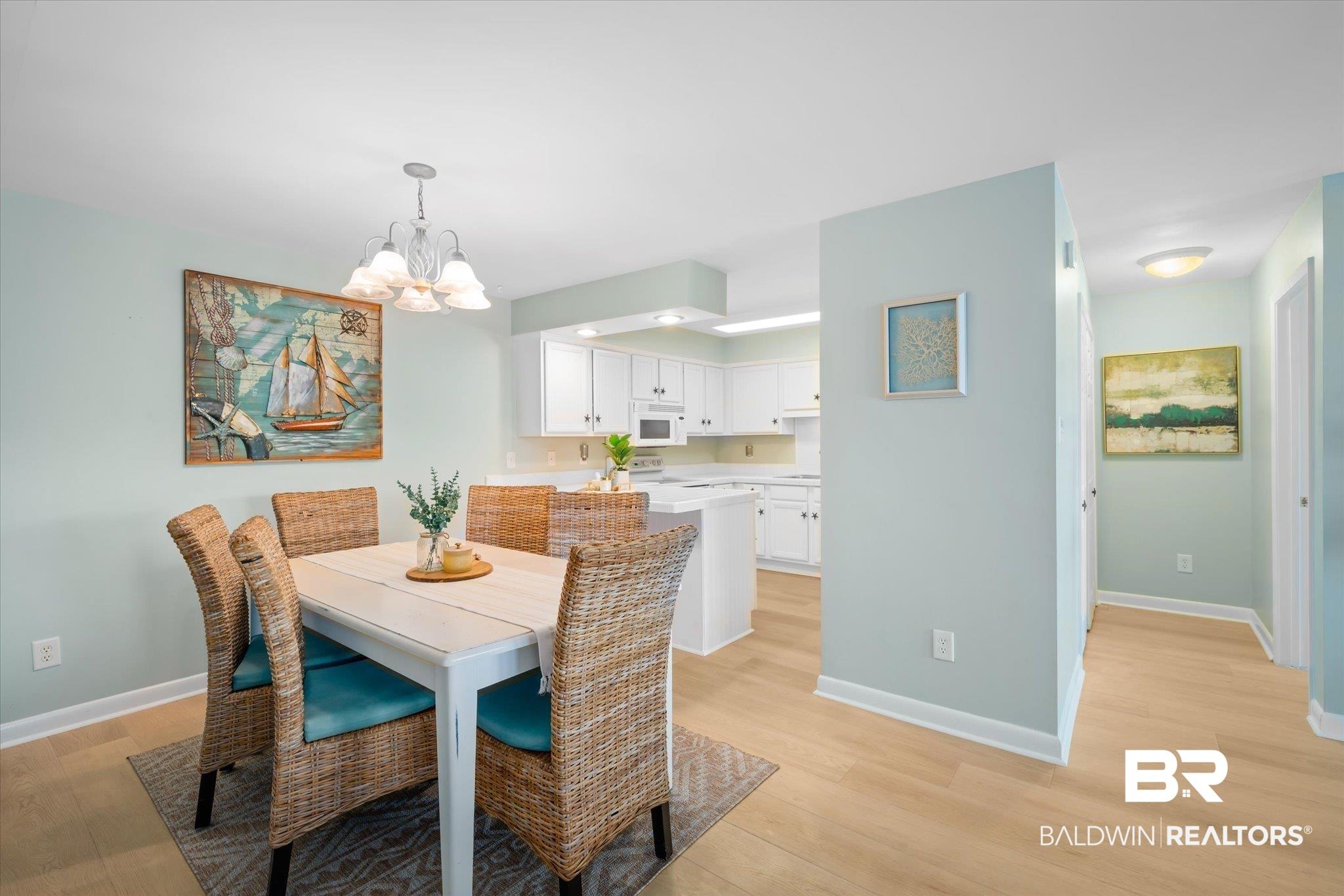Image 4: Dining area