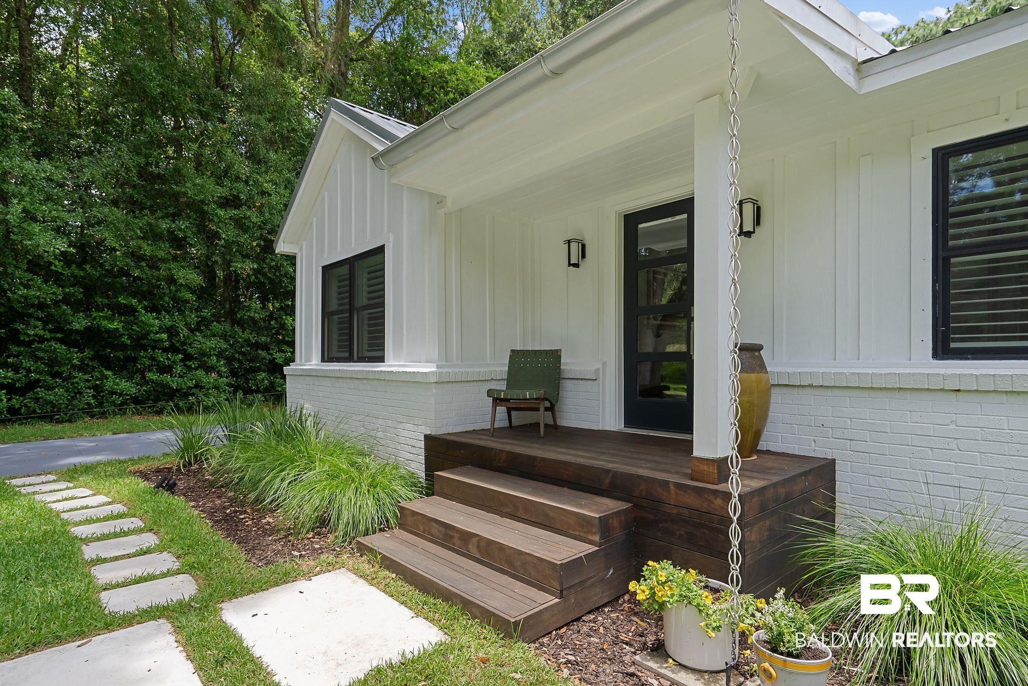 Image 3: Exterior entry