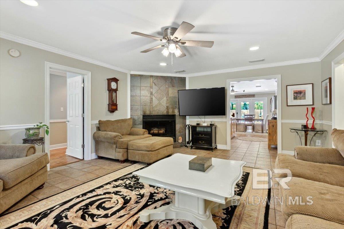 Image 4: Living Room